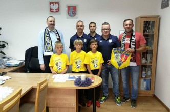 Zdjęcie do: Młodzi piłkarze Arki Gdynia z wizytą w urzędzie.