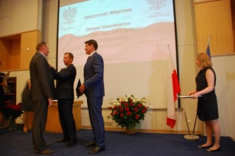 Zdjęcie do: Odznaczenie honorowe za zasługi dla samorządu terytorialnego dla Wójta Gminy Tuchomie