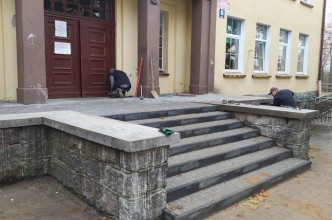Zdjęcie do: Nowe schody wejściowe do przedszkola w Trzebiatkowej
