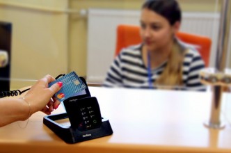 Zdjęcie do: Płatność kartą w urzędzie. Teraz to możliwe.
