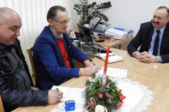 Zdjęcie do: Umowy na przebudowę dróg w Tuchomiu podpisane