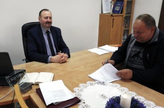 Zdjęcie do: Wójt Gminy Tuchomie podpisał kolejną umowę na przebudowę drogi